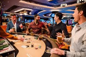 Arena laut arcade dengan ikan besar